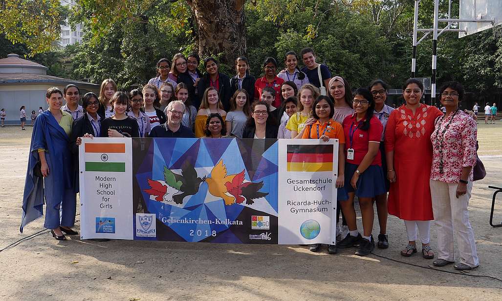 Heute sind wir offiziell von der Schulleiterin Frau Mukherjee an der Modern Highschool for Girls bgrüßt worden