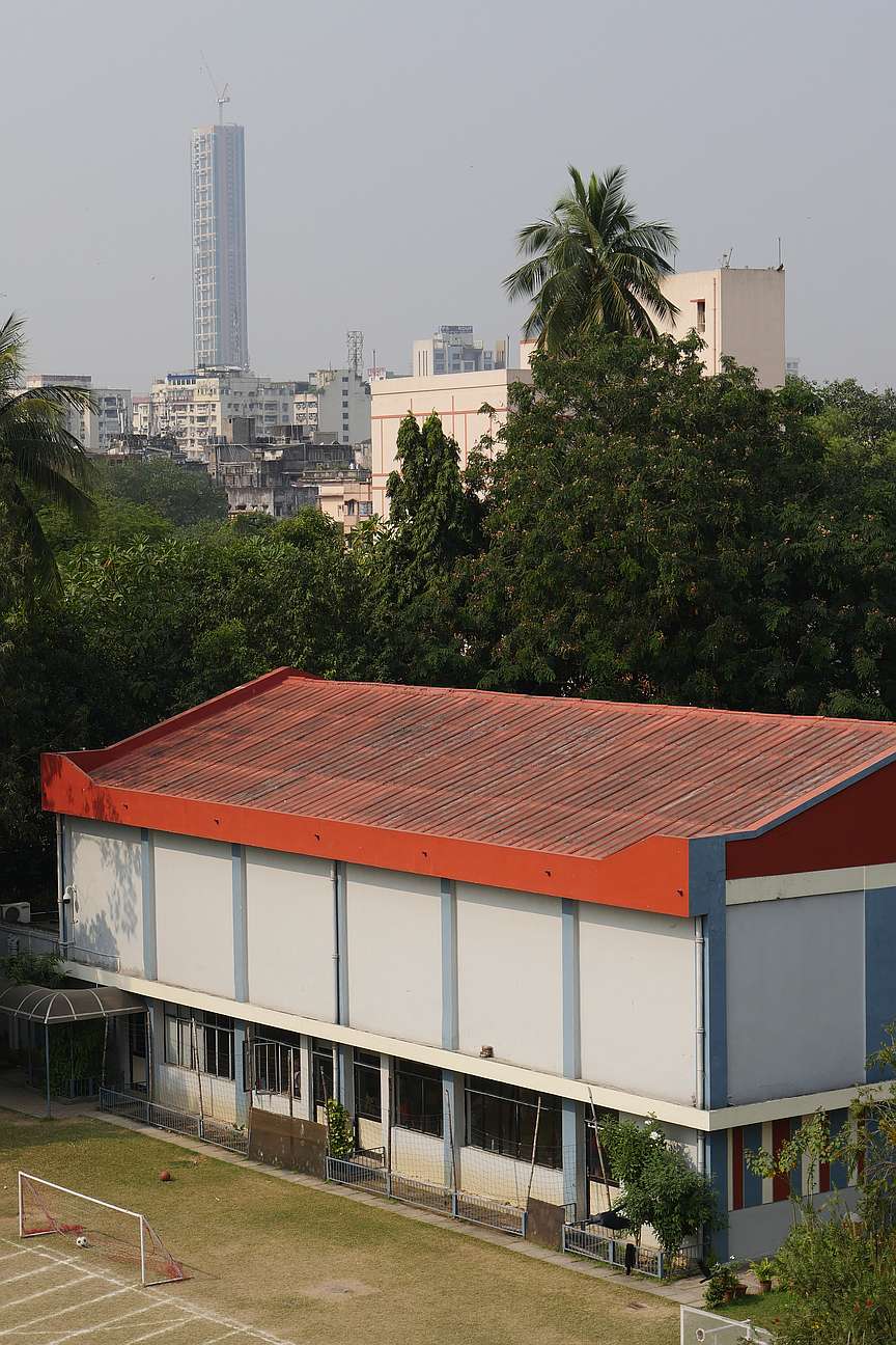 Blick aus einem Fenster der Schule mit Aula im Vordergrund