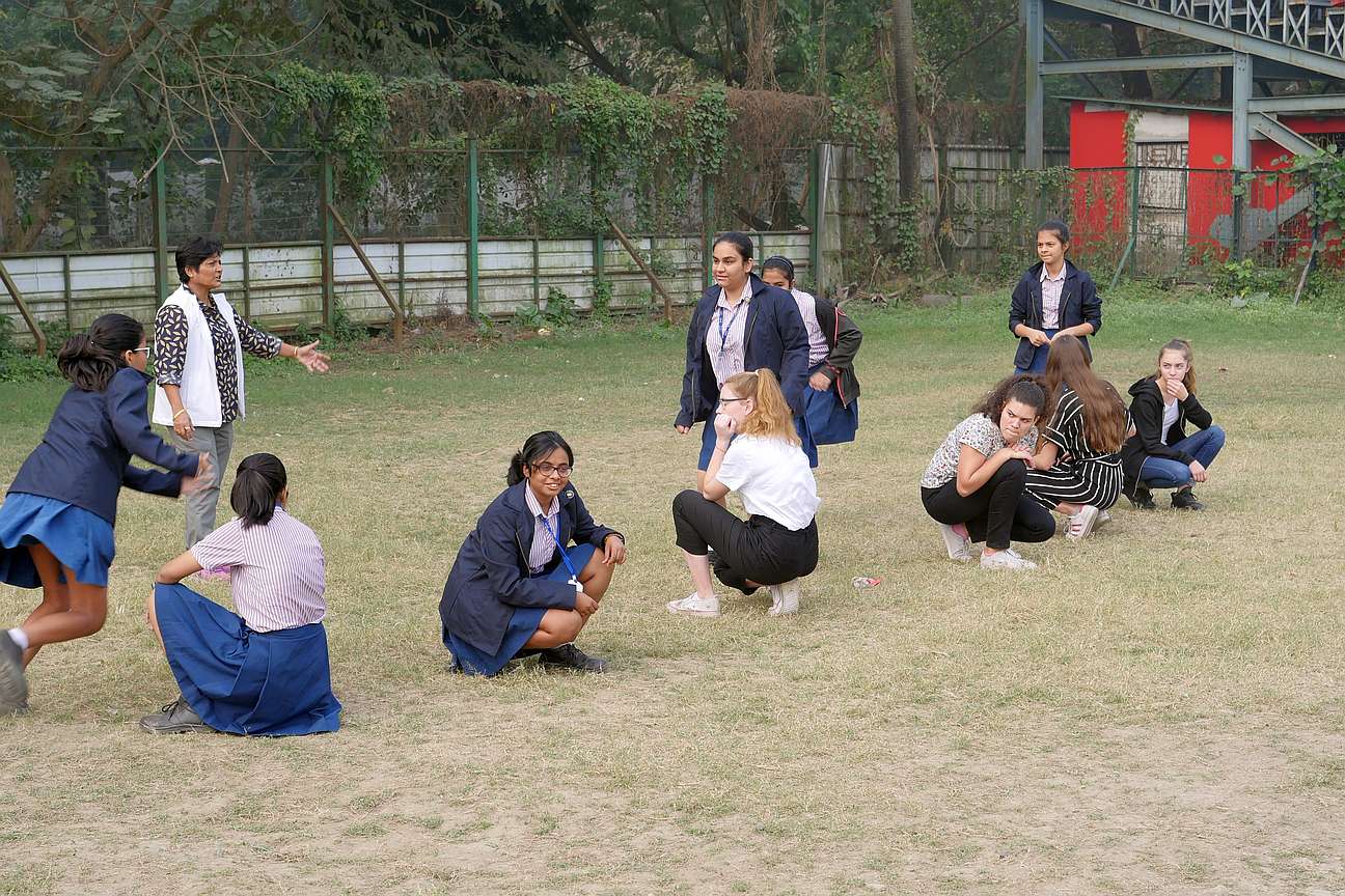 Hockende Mädchen beim Kho-Kho-Spiel